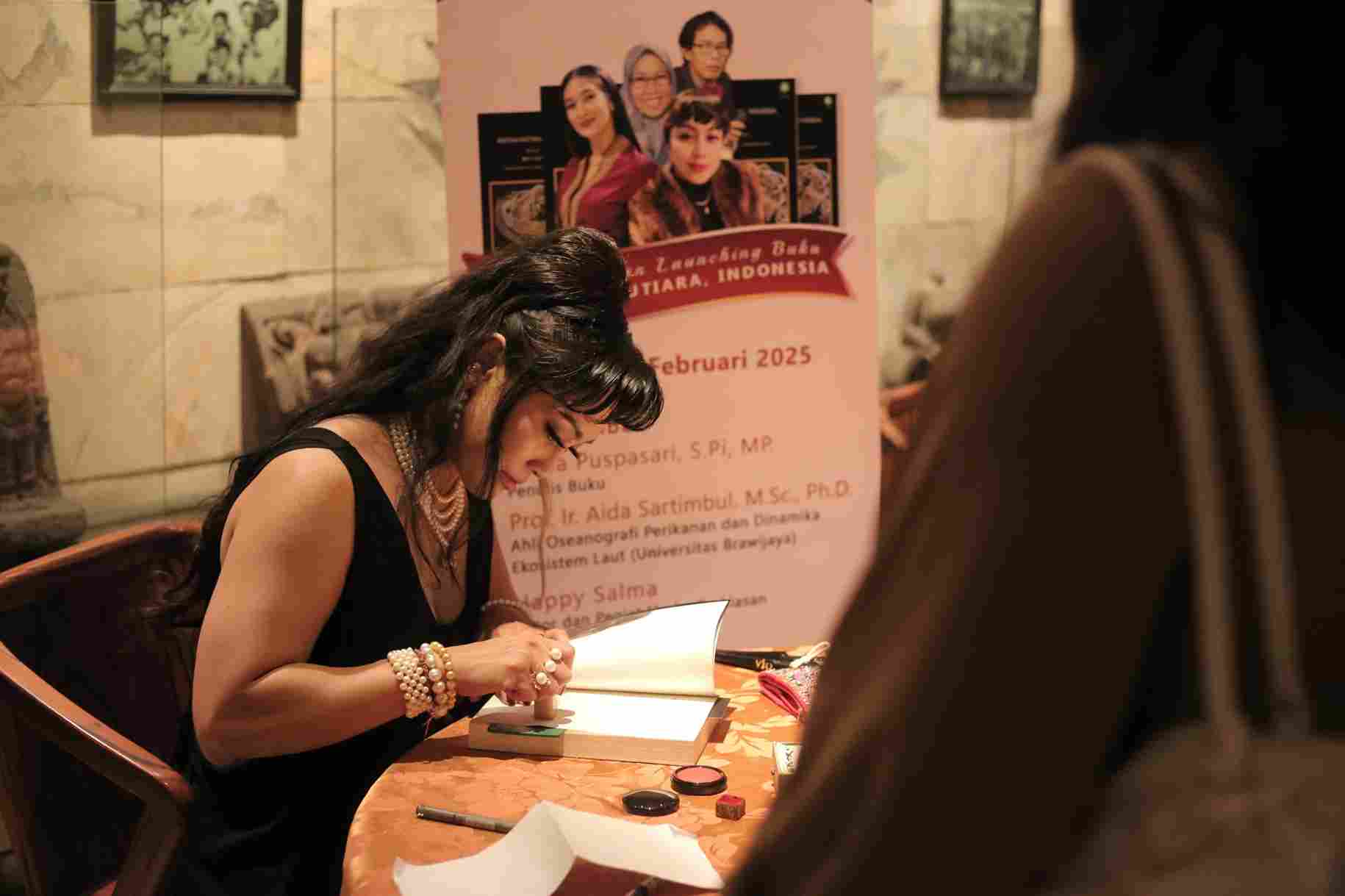 Lewat Bukunya, Rinda Puspasari Kupas Filosofi dan Perjuangan di Balik Kilau Mutiara