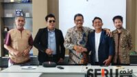 Salaman bersama Rektor UWG Malang bersama Selebgram Gilang Herlambang, penanda kasus berakhir damai. (rhd) - Somasi Terbuka UWG Malang ke Selebgram Gilang Herlambang Berakhir Damai