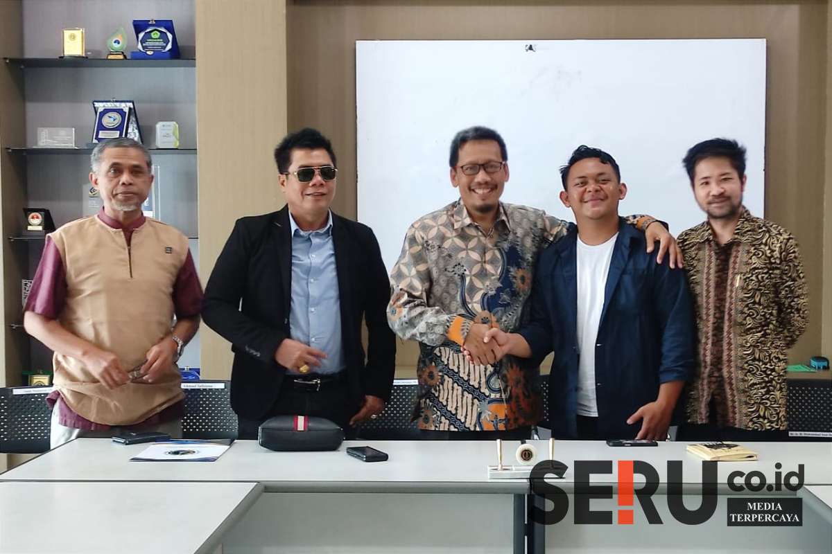 Salaman bersama Rektor UWG Malang bersama Selebgram Gilang Herlambang, penanda kasus berakhir damai. (rhd) - Somasi Terbuka UWG Malang ke Selebgram Gilang Herlambang Berakhir Damai