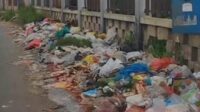 Sampah yang menumpuk dibuang secara ilegal di Balai Desa Rambipuji. (ist) - Balai Desa di Jember Jadi Tempat Pembuangan Sampah Ilegal, Kades akan Lapor ke DLH