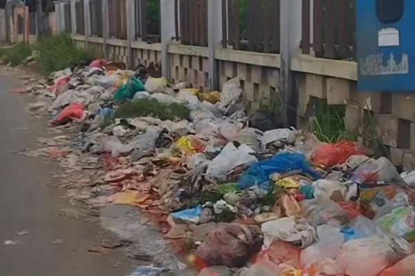 Sampah yang menumpuk dibuang secara ilegal di Balai Desa Rambipuji. (ist) - Balai Desa di Jember Jadi Tempat Pembuangan Sampah Ilegal, Kades akan Lapor ke DLH