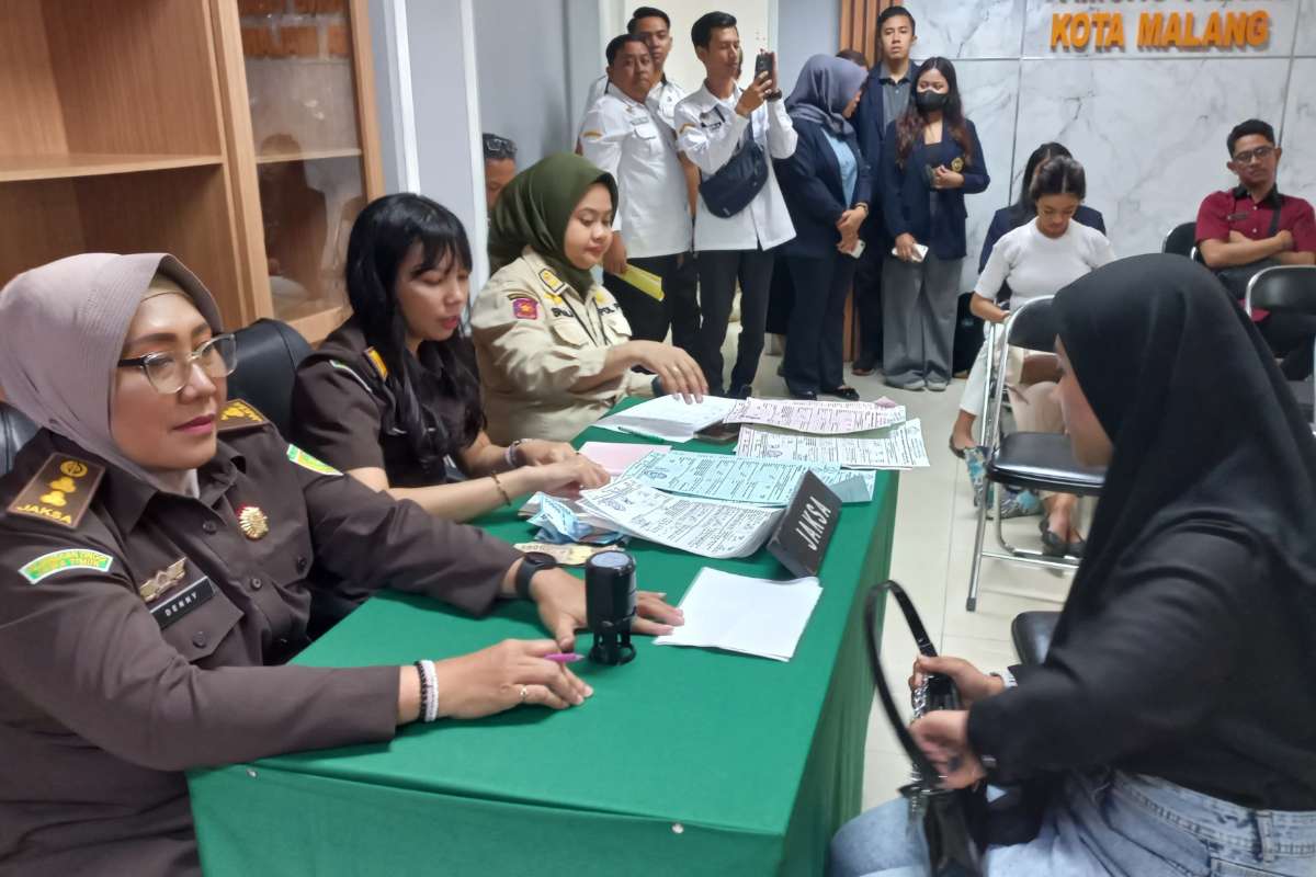 Satpol PP Kota Malang menggelar sidang tipiring. (pro) - Bandel, 27 Pelanggar Perda Ditindak Satpol PP Kota Malang