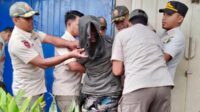 Satpol PP mengamankan ODGJ yang membawa senjata tajam. (ist) - Satpol PP Kota Malang Amankan ODGJ Bersenjata Tajam
