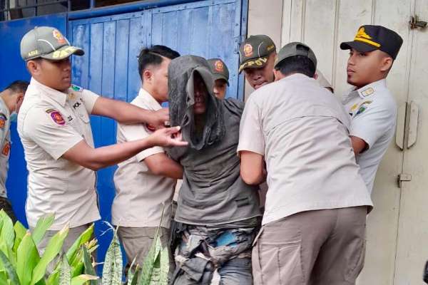 Satpol PP mengamankan ODGJ yang membawa senjata tajam. (ist) - Satpol PP Kota Malang Amankan ODGJ Bersenjata Tajam