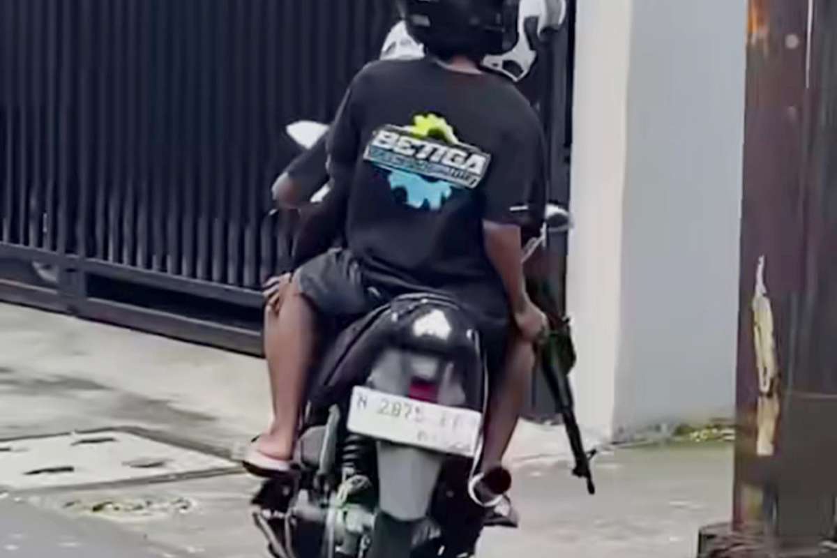 Tangkapan layar para remaja pembawa senjata mainan viral di medsos. (ist) - Hoaks Penodongan Pistol, Polresta Malang Kota Ungkap Remaja Pembawa Senjata Mainan