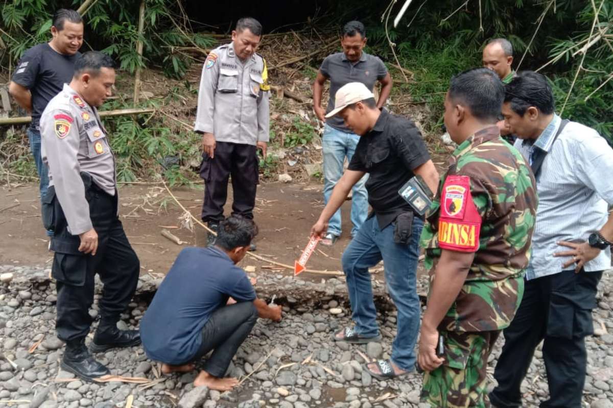Temuan benda diduga granat di Rambipuji, Jember. (ist) - Benda Diduga Granat Ditemukan Warga Jember saat Sedang BAB