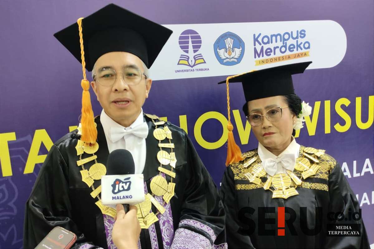WR I UT, Rahmat Budiman MHum PhD dan Direktur UT Malang, Dr Lilik Sulistyowati MSi.), menjawab pertanyaan awak media. (rhd) - Universitas Terbuka Malang Luluskan 1.162 Wisudawan, Fasilitasi 87 Persen Pekerja