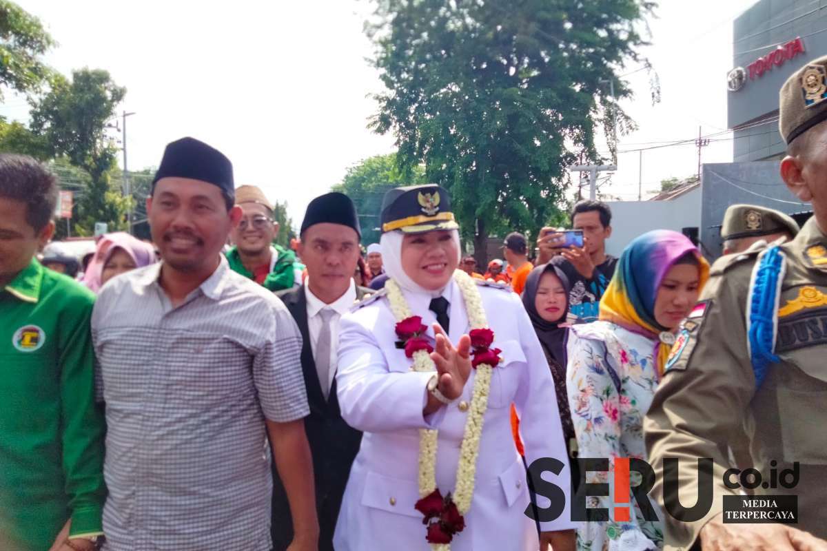Wakil Bupati Situbondo, Ulfiyah, sebelum menuju wisma Wabup, sempat singgah ke kantor DPC PPP Situbondo. (Seru.co.id/aza) - Ulfiyah Sungkem pada kedua Orang Tua, Sebelum Menuju Wisma Wabup