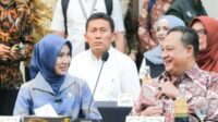 Wakil Ketua DPRD Provinsi Jatim Sri Wahyuni (kerudung biru). (foto: ist) - Ini Harapan DPRD Jatim Pada Bupati-Wakil Bupati Bojonegoro Terpilih