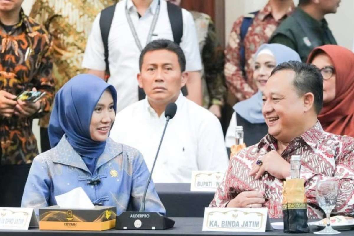Wakil Ketua DPRD Provinsi Jatim Sri Wahyuni (kerudung biru). (foto: ist) - Ini Harapan DPRD Jatim Pada Bupati-Wakil Bupati Bojonegoro Terpilih