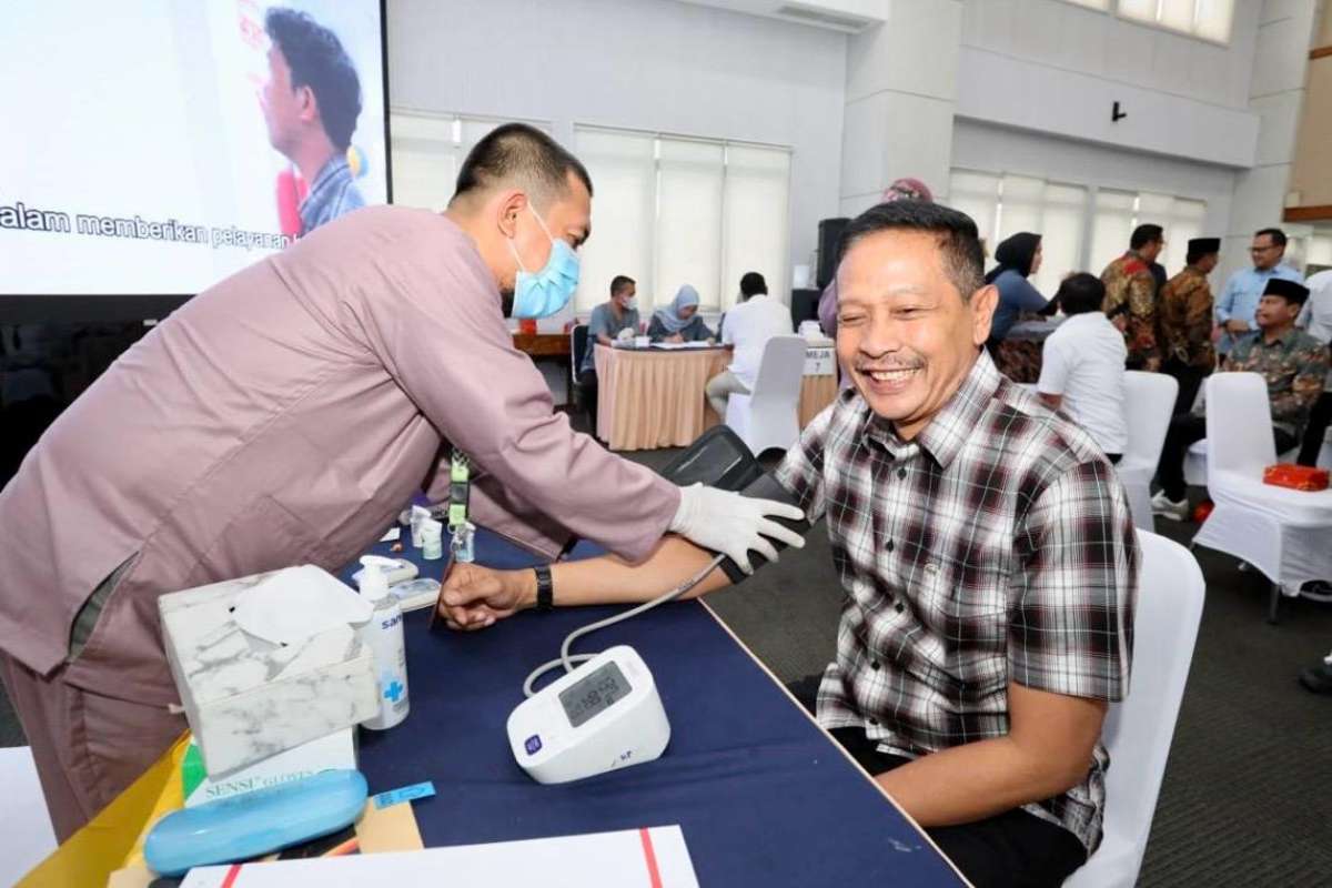 Wali Kota Malang Terpilih, Wahyu Hidayat saat dilakukan tensi oleh pihak kesehatan. (pro) - Menjelang Pelantikan, Wahyu-Ali Jalani Tes Kesehatan di Kemendagri