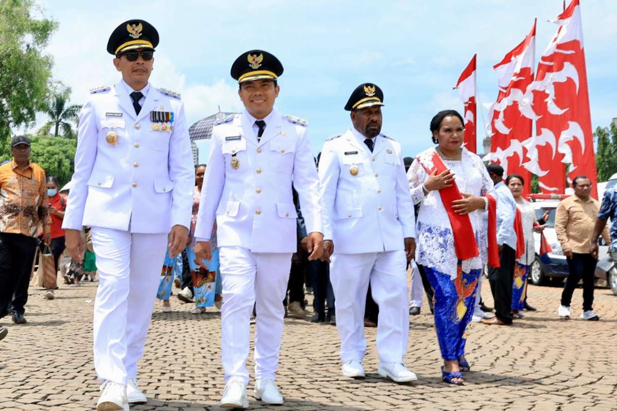 Wali Kota dan Wakil Wali Kota Malang berjalan usai pelantikan. (pro) - Wahyu Hidayat dan Ali Muthohirin Resmi Dilantik, Optimis Kota Malang Lebih Berkelas