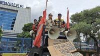 Wamenaker saat menemui aksi pengemudi Ojol yang menuntut pemberian THR. (ist) - Gelombang Protes Pengemudi Ojol Tuntut Pemberian THR