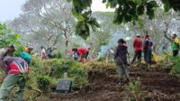 Warga Dusun Pandan kerja bakti Gugur Gunung membersihkan makam. (ist) - Dusun Pandan Desa Pandanrejo Bumiaji Batu Pertahankan Tradisi Gugur Gunung