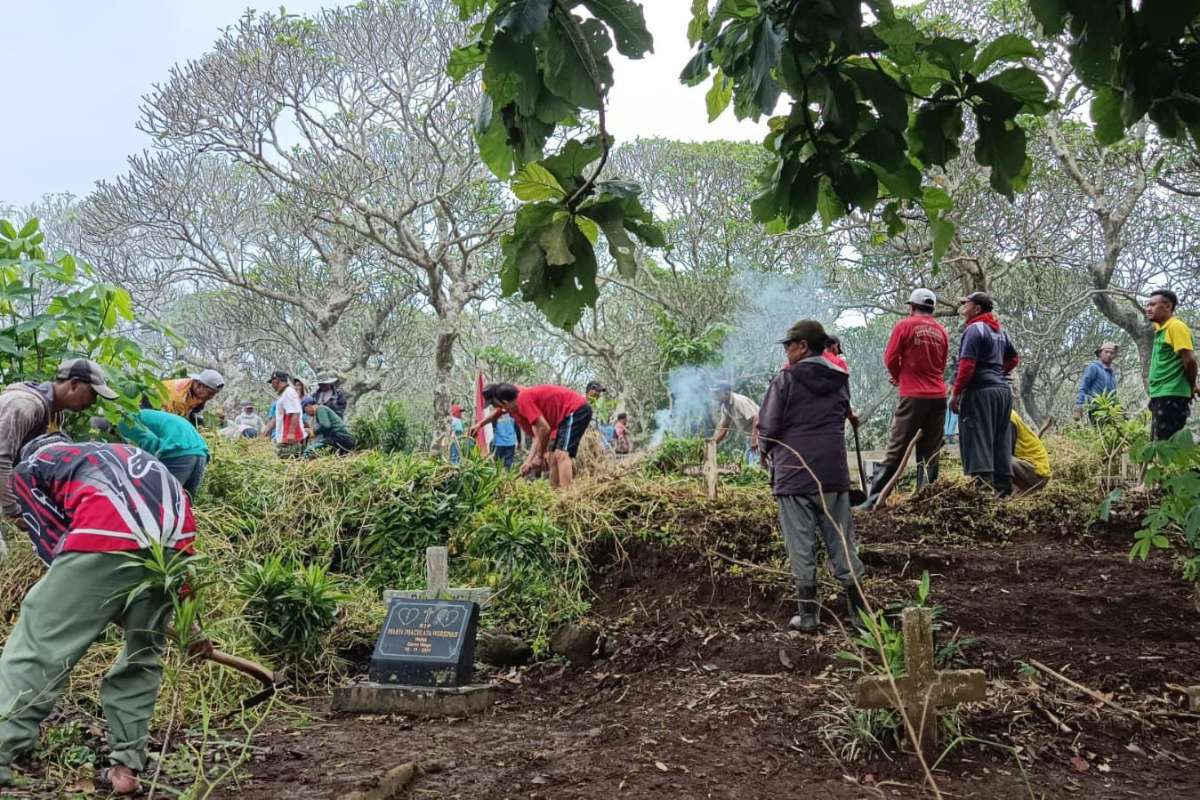 Warga Dusun Pandan kerja bakti Gugur Gunung membersihkan makam. (ist) - Dusun Pandan Desa Pandanrejo Bumiaji Batu Pertahankan Tradisi Gugur Gunung