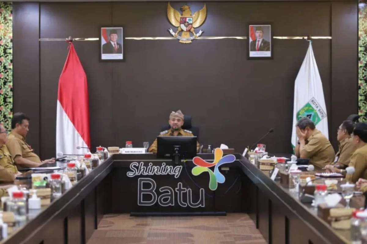 Wawali Batu Heli Suyanto SH MH memimpin rapat perdana bersama kepala OPD se-Kota Batu. (ist) - Pimpin Rapat Perdana, Wawali Batu Minta ASN 'Gercep' Tangani Laporan Warga