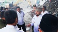 Wawali Batu Heli Suyanto berdialog dengan Pejabat dan Stakeholder terkait pengelolaan sampah. (ist) - Kunjungi TPA Tlekung, Wawali Batu Pastikan Program Pilah-Olah-Musnah Berjalan