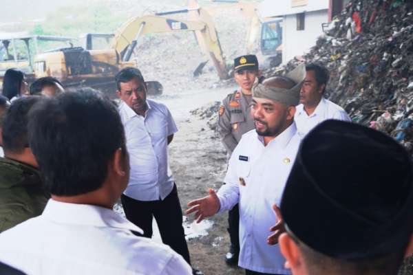 Wawali Batu Heli Suyanto berdialog dengan Pejabat dan Stakeholder terkait pengelolaan sampah. (ist) - Kunjungi TPA Tlekung, Wawali Batu Pastikan Program Pilah-Olah-Musnah Berjalan