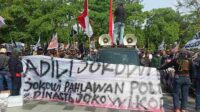 Demo di Depan Mapolda Jatim, Massa Aksi Tuntut Jokowi Diadili