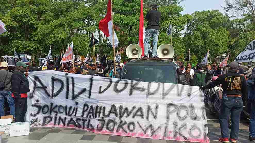 Demo di Depan Mapolda Jatim, Massa Aksi Tuntut Jokowi Diadili
