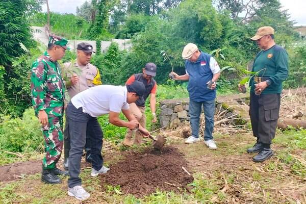 Koramil 0833/05 Lowokwaru Bersama Warga Aksi Penanaman Bibit Pohon