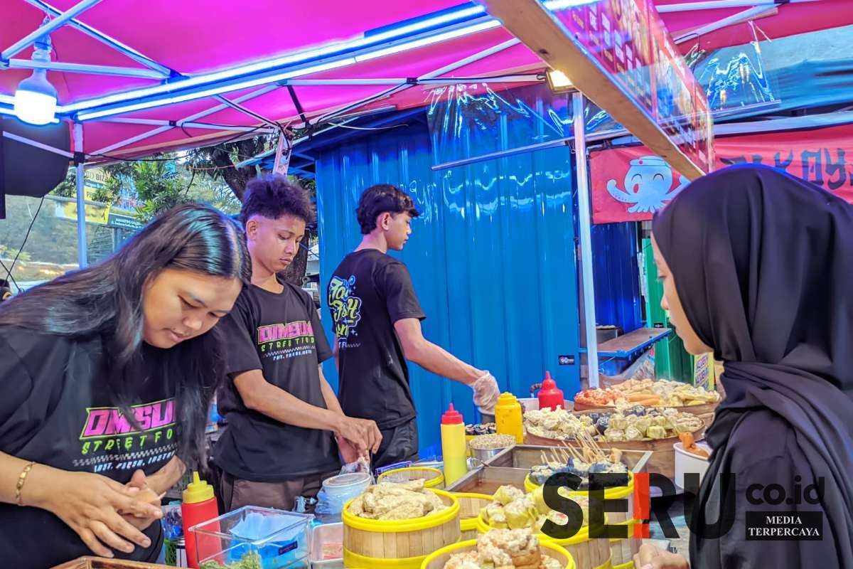 Aktivitas pedagang dan pembeli makanan di pasar takjil di Taman Krida. (ws13) - Begini Tips Memilih Makanan Sehat di Pasar Takjil