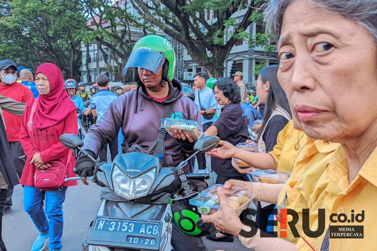 Anggota FKAUB membagikan takjil kepada pengendara di depan Balai Kota Malang. (ws13) - FKAUB Bagikan 1.000 Takjil Gratis, Wali Kota Malang: Perkuat Moderasi Beragama