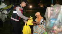Sahur On The Road, Polresta Malang Kota Gandeng Mahasiswa Berbagi Makanan