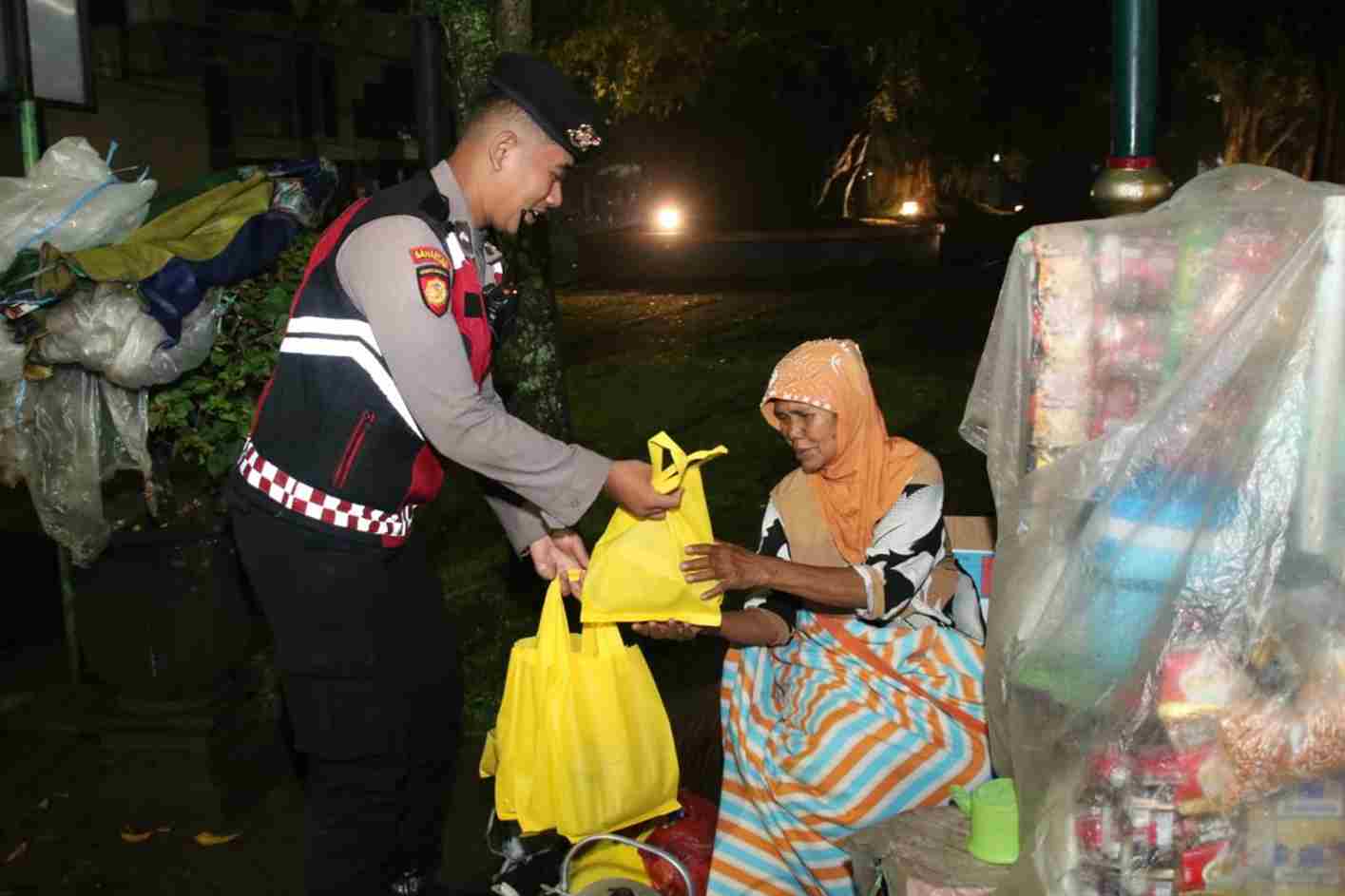 Sahur On The Road, Polresta Malang Kota Gandeng Mahasiswa Berbagi Makanan