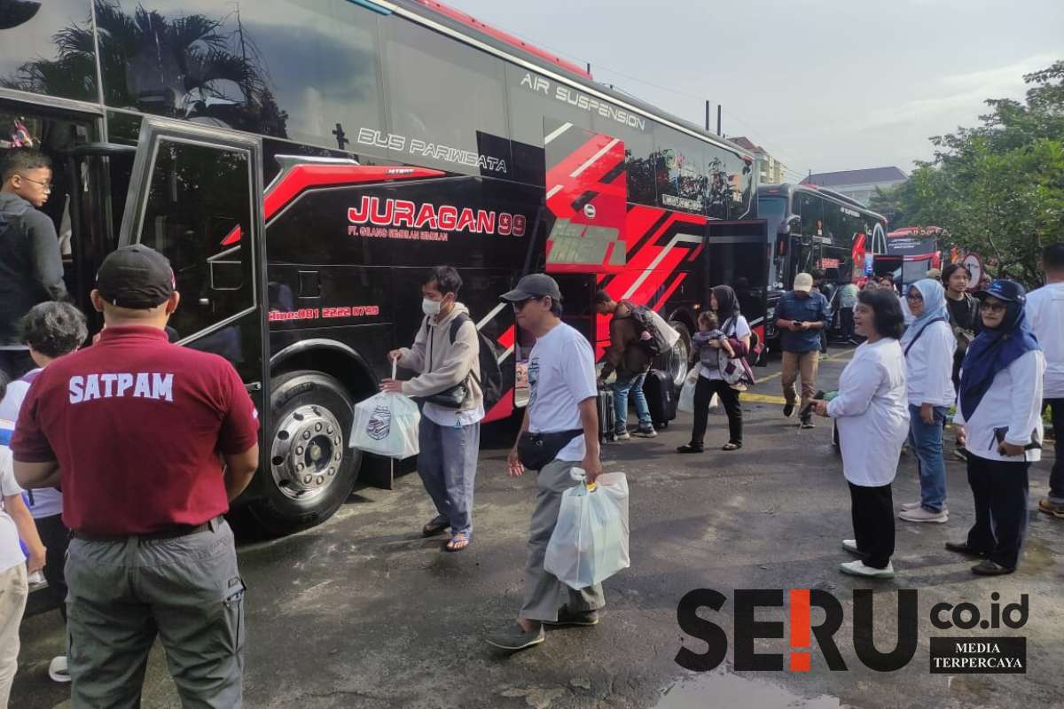 Mudik Bersama BUMN 2025, PJT I Berangkatkan 325 Pemudik Menempuh 8 Rute Perjalanan 1 Animo pemudik segera menaiki bus yang akan diberangkatkan ke kampung halaman masing-masing. (rhd) - Mudik Bersama BUMN 2025, PJT I Berangkatkan 325 Pemudik Menempuh 8 Rute Perjalanan