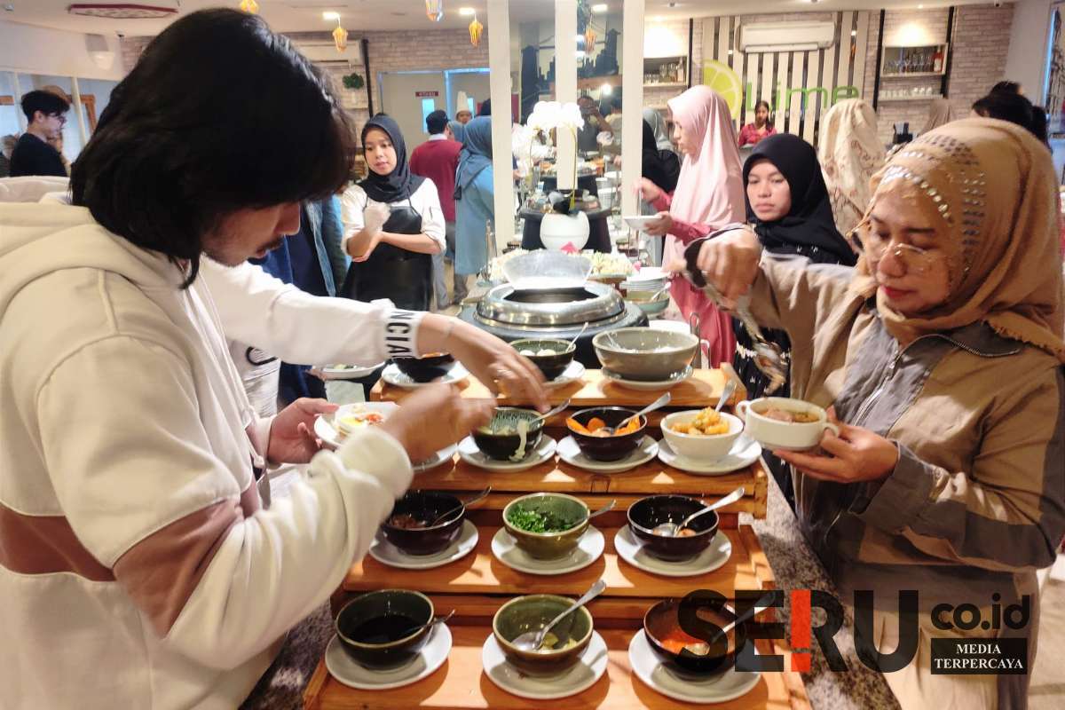 Animo pengunjung berburu menu buka puasa Ramadan Magenta yang tersedia di favehotel Malang. (rhd) - Ramadan Magenta Favehotel Malang Hanya Rp89 Ribu, Menu Nusantara hingga Timur Tengah