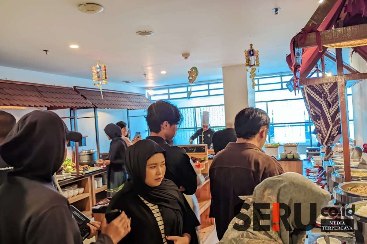 Animo pengunjung bersiap buka puasa dengan memilih hidangan yang disukai sepuasnya. (ws13) - Buka Puasa Sepuasnya Rp115.000 di Whiz Prime Hotel Basuki Rahmat Malang