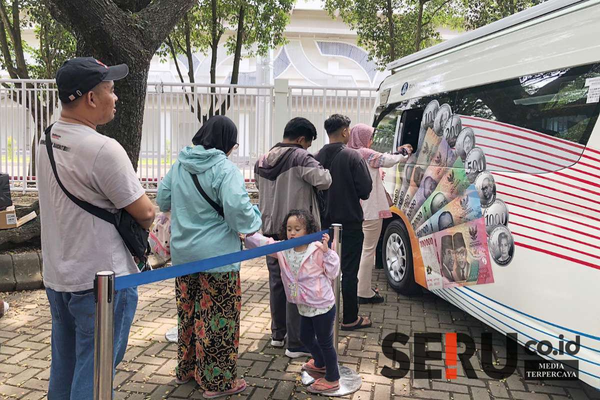 Antrian penukaran uang yang digelar Bank Indonesia (BI) di Stadion Kanjuruhan Malang. (wul) - Antisipasi Merebaknya Jasa Tukar Uang di Pinggir Jalan, BI Batasi dan Perketat Persyaratan Penukaran