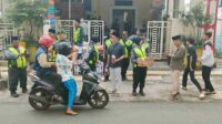Babinsa Bareng Bersama Satlinmas Bagi Takjil Gratis