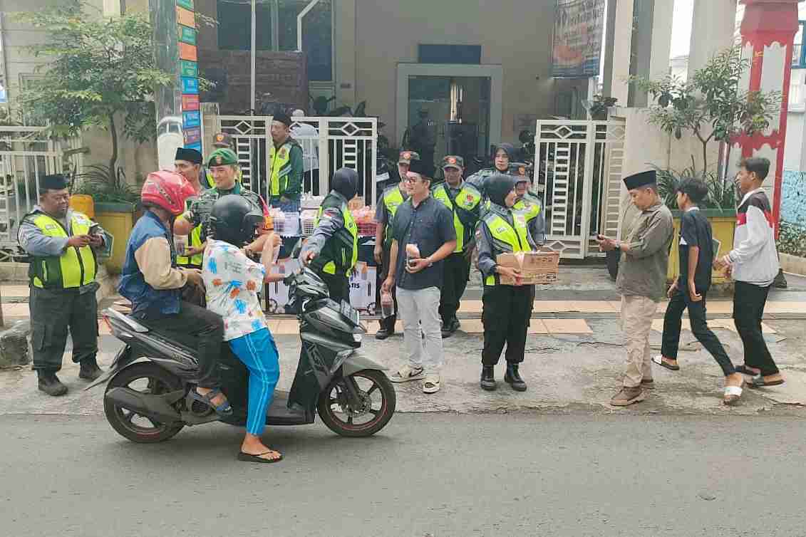 Babinsa Bareng Bersama Satlinmas Bagi Takjil Gratis