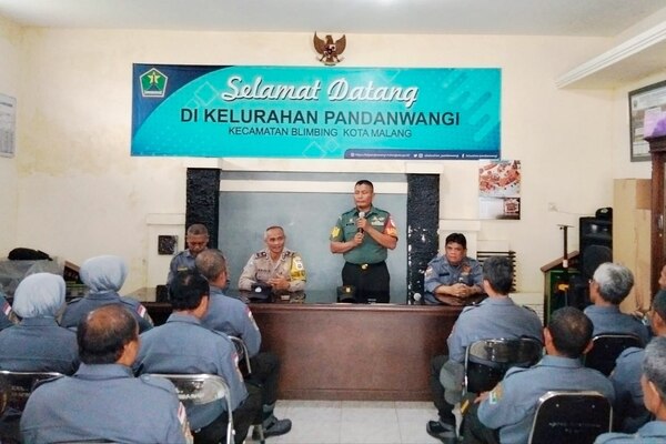 Babinsa Blimbing Bina Kedisiplinan Tingkatkan Kapasitas Linmas Pandanwangi
