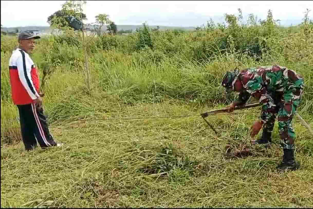 Babinsa Kedungkandang Bantu Warga Lesanpuro Tanam Bibit Sukun