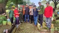 Babinsa Kedungkandang Bersama Warga Bersihkan TPU Mergosono