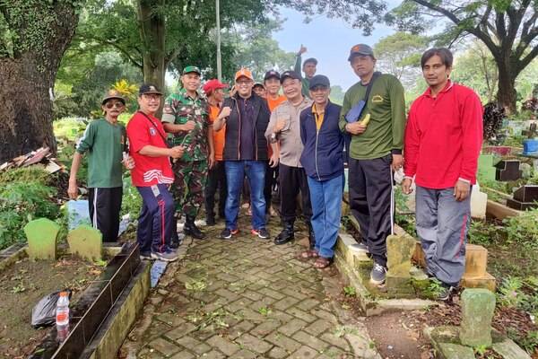 Babinsa Kedungkandang Bersama Warga Bersihkan TPU Mergosono