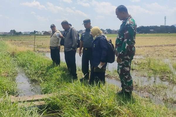 Babinsa Kedungkandang Dampingi PPL Tinjau Lokasi Pembuatan Saluran Irigasi di Buring