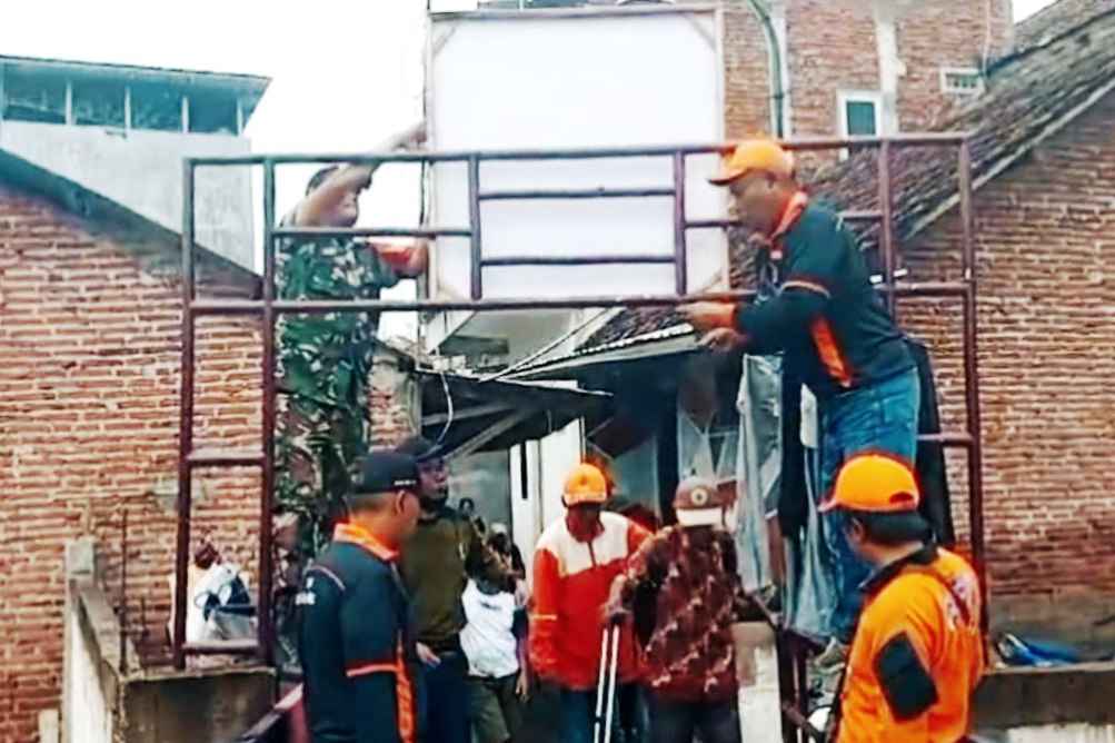 Babinsa Kedungkandang Edukasi Warga Mergosono Larang Buang Sampah di Sungai Brantas