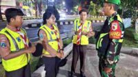 Babinsa Kedungkandang Komsos bersama Linmas dan Pramuka di Pospam Exit Tol Madyopuro