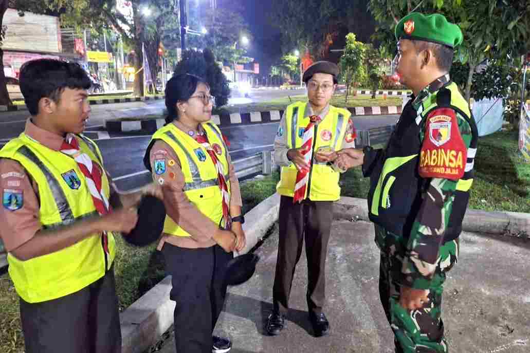Babinsa Kedungkandang Komsos bersama Linmas dan Pramuka di Pospam Exit Tol Madyopuro