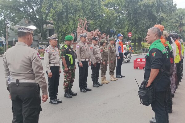 Babinsa Klojen Bersinergi dalam Pos Pelayanan Terpadu Idulfitri 1446H