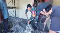 Babinsa Lowokwaru Bersama Warga Tunggulwulung Bantu Renovasi Rumah Lansia