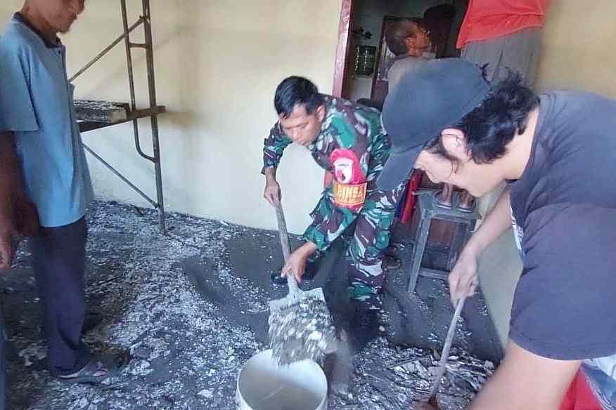 Babinsa Lowokwaru Bersama Warga Tunggulwulung Bantu Renovasi Rumah Lansia