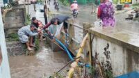 Babinsa Lowokwaru Bersama Warga Tunggulwulung Gotong Royong Atasi Dampak Sungai Meluap
