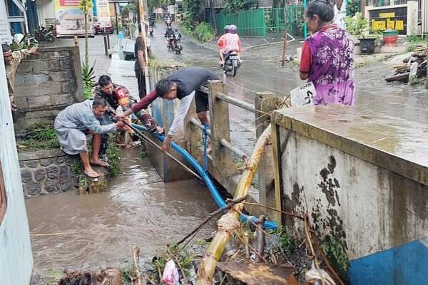 Babinsa Lowokwaru Bersama Warga Tunggulwulung Gotong Royong Atasi Dampak Sungai Meluap