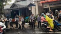 Babinsa Sukun dan Linmas Berbagi Takjil Gratis di Depan Kelurahan Bandulan