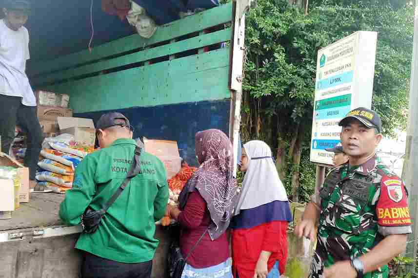 Babinsa Sukun Monitoring Gerakan Pangan Murah di Mulyorejo